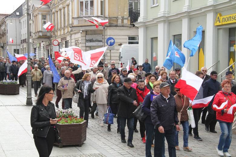 Lewica przeszła ulicami centrum Kielc. Uczcili Święto Pracy 