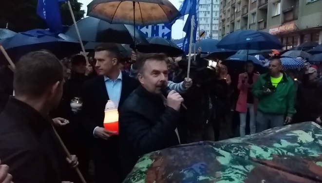 SLD podczas manifestacji w obronie trójpodziału władzy: Konstytucji nie można deptać!